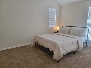 4 室のベッドルーム、アイロン / アイロン台、WiFi (無料)、ベッドシーツ