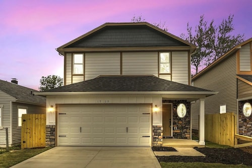 Beautiful 4 Bedroom Vacation Home in Columbus Ohio with Garage Parking