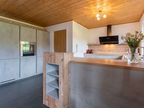 Réfrigérateur, un four, surface de cuisson, lave-vaisselle