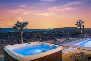 Outdoor spa tub - The Om Temple in Joshua Tree - A Sanctuary to Escape & Heal (Yucca Valley)