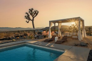 Outdoor pool - The Om Temple in Joshua Tree - A Sanctuary to Escape & Heal (Yucca Valley)