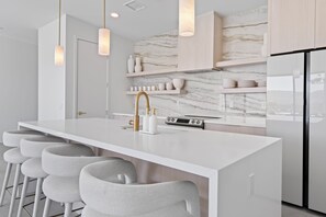 冷蔵庫、電子レンジ、オーブン、コンロ