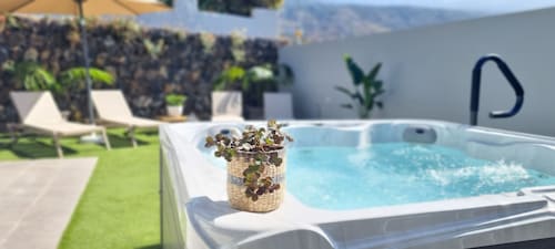 CASA LOLA EN PUERTO DE LA CRUZ CON JACUZZI Y VISTA