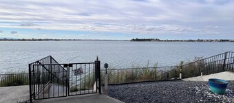 Lake Front 2-bedroom condo on beatiful Moses Lake with Private Hot Tub