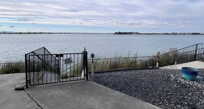 Lake Front 2-bedroom condo on beatiful Moses Lake with Private Hot Tub