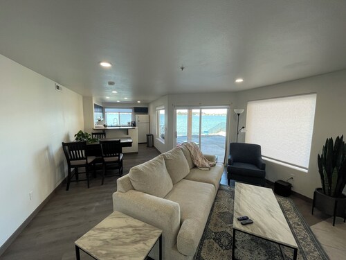 Lake Front 2-bedroom condo on beatiful Moses Lake with Private Hot Tub
