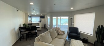 Lake Front 2-bedroom condo on beatiful Moses Lake with Private Hot Tub