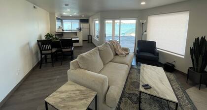 Lake Front 2-bedroom condo on beatiful Moses Lake with Private Hot Tub