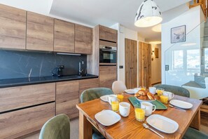 Kylskåp, mikrovågsugn, diskmaskin och kaffe- och tebryggare