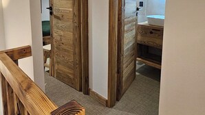 A hallway with wooden doors and a carpeted floor. - Pégase 407 - Le Cima - Duplexe luxe Belle Plagne (La Plagne-Tarentaise)