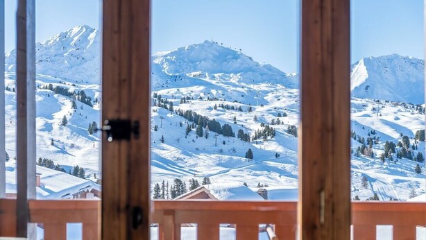 A wooden balcony with a view of a snow-covered mountain landscape. - Pégase 407 - Le Cima - Duplexe luxe Belle Plagne (La Plagne-Tarentaise)