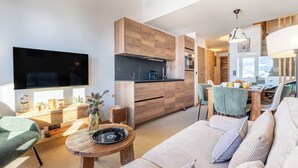 A modern living room with a sofa, a coffee table, and a TV. - Pégase 407 - Le Cima - Duplexe luxe Belle Plagne (La Plagne-Tarentaise)