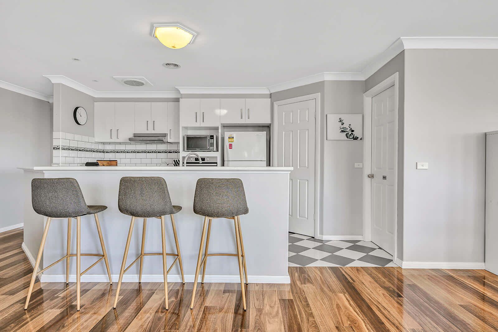 Frigorífico, microondas, horno y placa de cocina