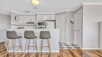 Frigorífico, microondas, horno y placa de cocina