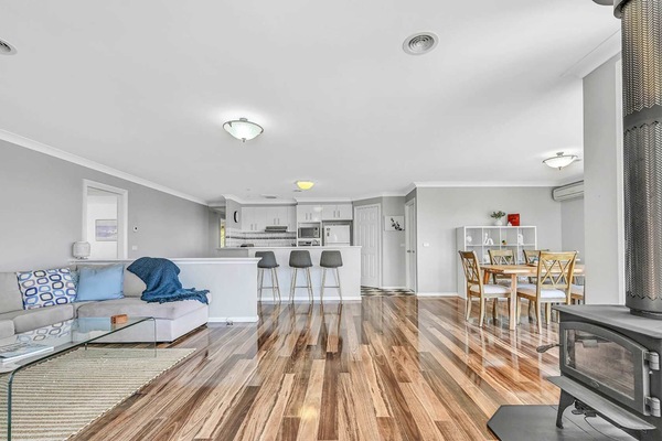 Stinson House | 9 Mins to Racetrack, Serene Escape