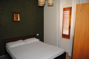 2 bedrooms, iron/ironing board, bed sheets