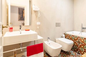 Shower, hair dryer, bidet, towels