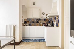 Réfrigérateur, plaque de cuisson, cafetière/bouilloire