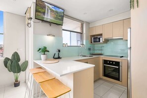 Fridge, microwave, oven, stovetop - Bondi Studio Apartment (Bondi)