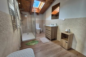 Shower, hair dryer, towels - C26A01 Apto Moderno en Tagle (Tagle)