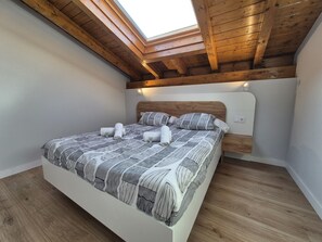 3 slaapkamers, een strijkplank/strijkijzer, gratis wifi, beddengoed