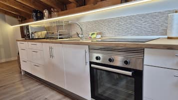 Refrigerador, microondas, horno y cafetera y tetera