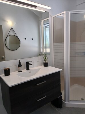 Douche, sĂšche-cheveux, serviettes fournies, savon