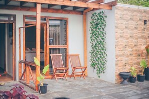 Deluxe Double Room, Beach View | Living area