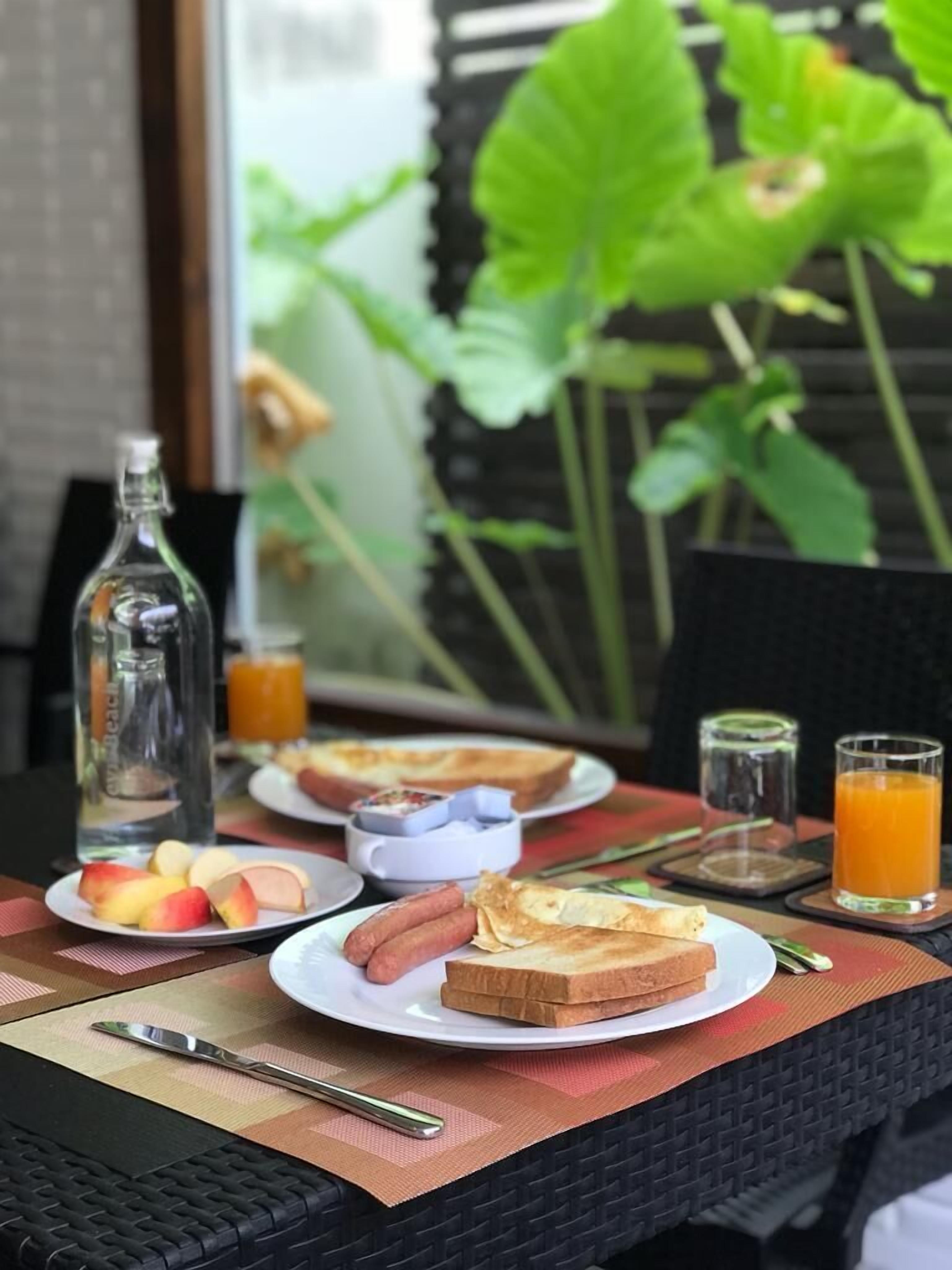 Deluxe Double Room, Beach View | In-room dining