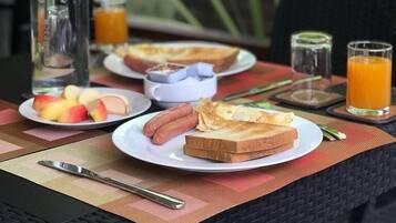 Deluxe Double Room, Beach View | In-room dining