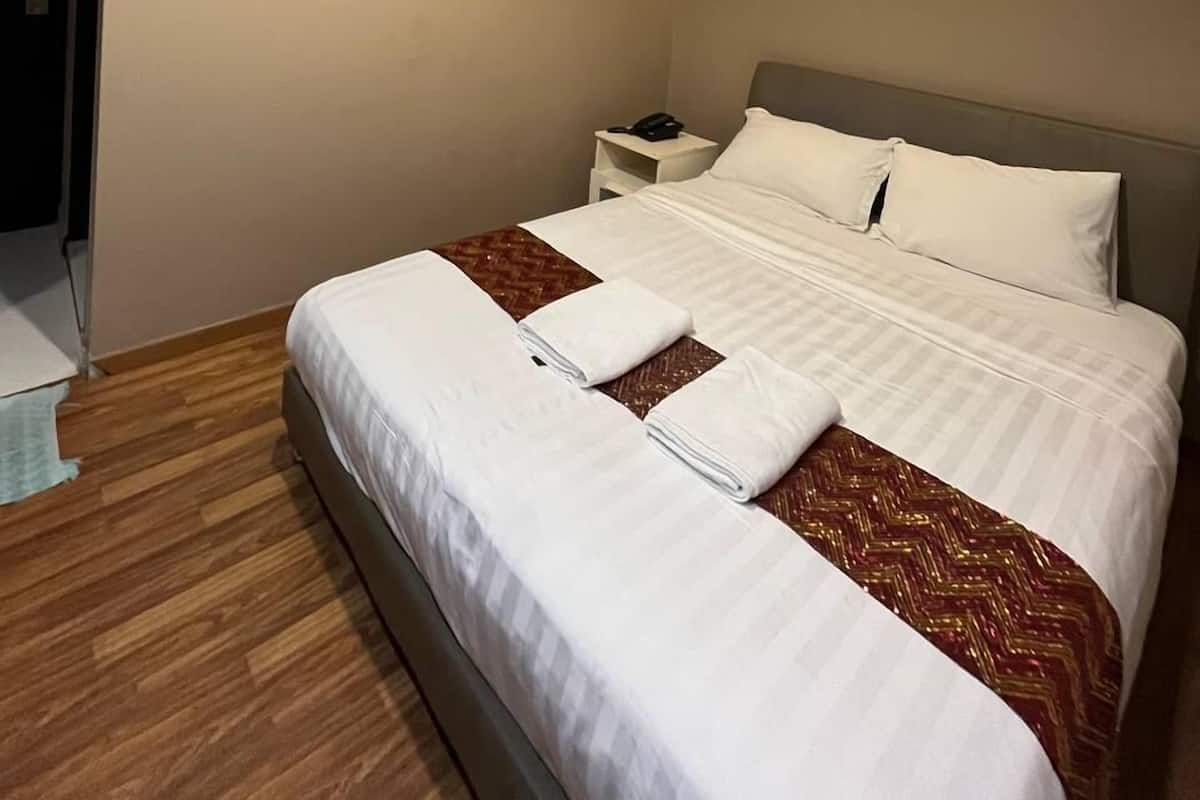 Habitación estándar, 1 cama Queen size, para no fumadores | Insonorización, tabla de planchar con plancha y wifi gratis