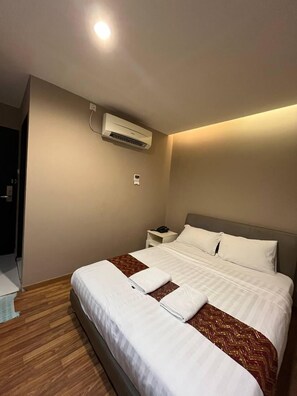 Standard Room, 1 Queen Bed, Non Smoking | Soundproofing, iron/ironing board, free WiFi