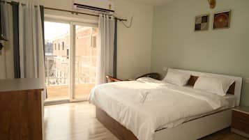 Habitación Confort con 1 cama doble o 2 individuales, vistas a la ciudad | Sábanas de algodón egipcio y ropa de cama de alta calidad