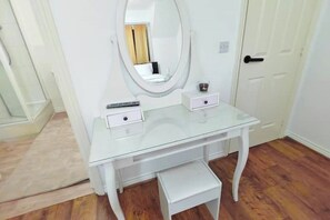 Shower, hair dryer, bidet, towels - Cozy Bedroom up to 3 guests + private shower, WC
(Manchester)