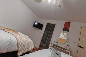 1 bedroom, iron/ironing board, WiFi, bed sheets - Cozy Bedroom up to 3 guests + private shower, WC
(Manchester)