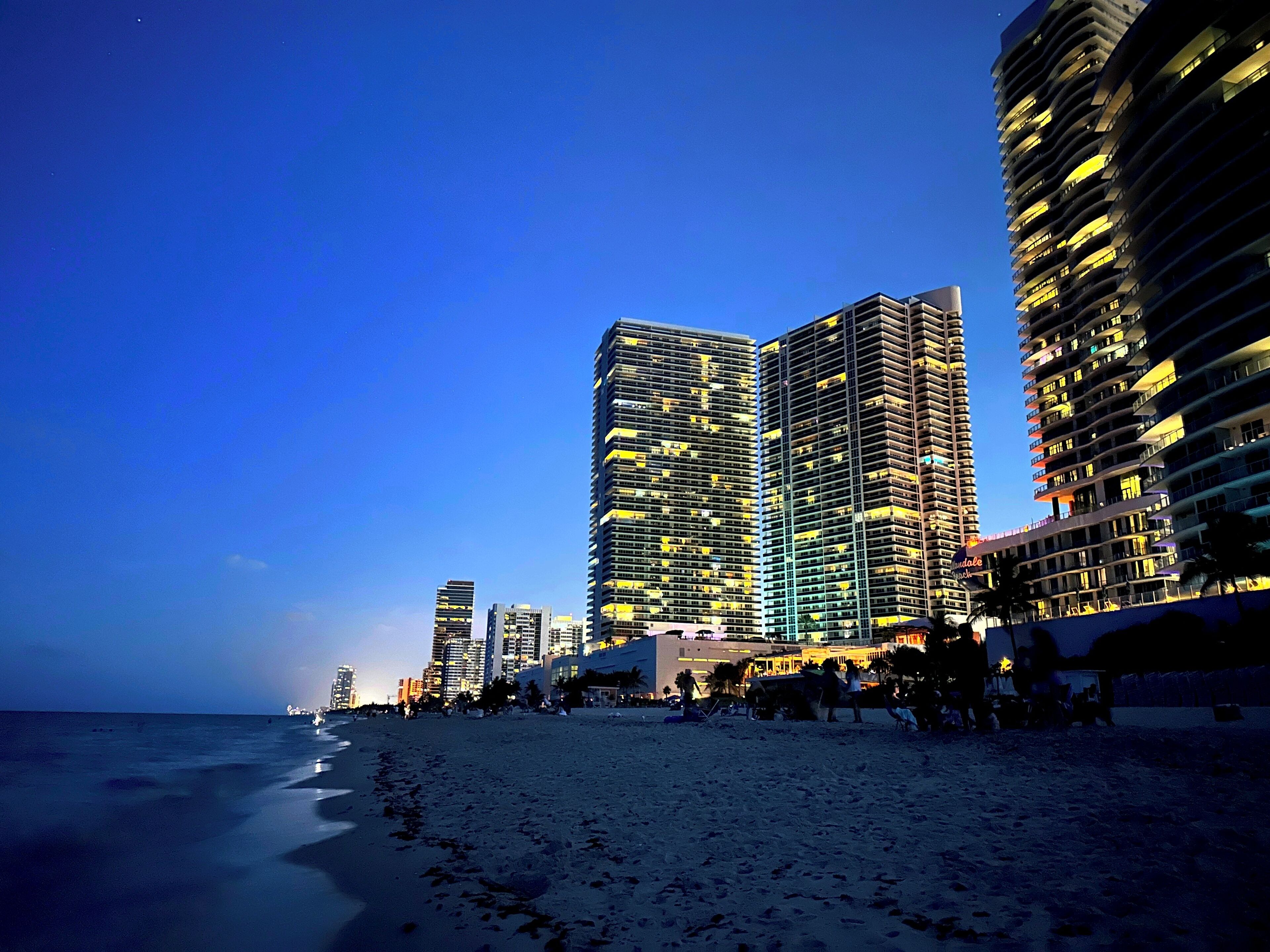 على الشاطئ، كراسي للتشمس، مناشف للشاطئ