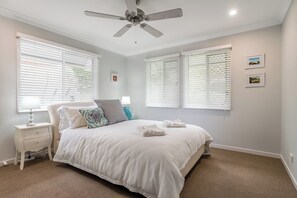 2 chambres, fer et planche à repasser, Wi-Fi, draps fournis