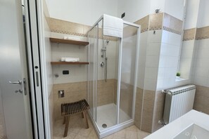 Een douche, een haardroger, een bidet, handdoeken