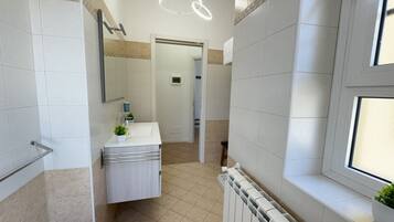 Douche, sĂšche-cheveux, bidet, serviettes fournies