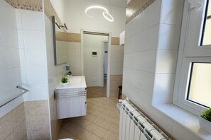 Ducha, secador de pelo, bidé y toallas