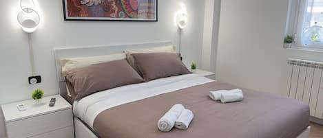 1 habitación, tabla de planchar con plancha, wifi y ropa de cama