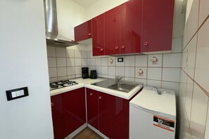 Kühlschrank, Mikrowelle, Herdplatte, Wasserkocher mit Kaffee-/Teezubehör