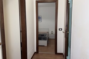 2 slaapkamers, een strijkplank/strijkijzer, wifi, beddengoed