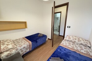 2 chambres, fer et planche à repasser, Wi-Fi, draps fournis