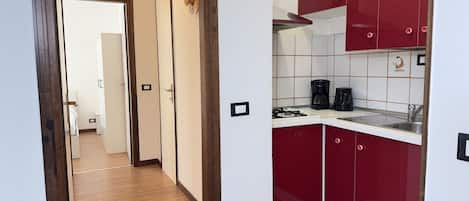 Geladeira, micro-ondas, cooktop, cafeteira/chaleira