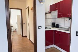 Réfrigérateur, micro-ondes, plaque de cuisson, cafetière/bouilloire