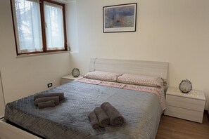 2 habitaciones, tabla de planchar con plancha, wifi y ropa de cama 