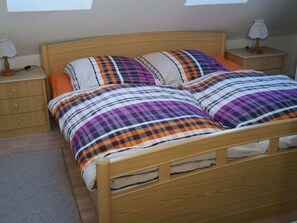 2 Schlafzimmer, individuell eingerichtet