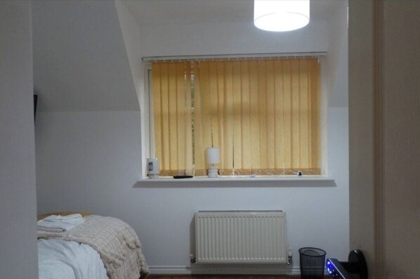 1 habitación, tabla de planchar con plancha, wifi y ropa de cama 