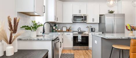 Réfrigérateur, micro-ondes, four, plaque de cuisson